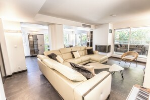 Smart-TV, Tischtennisplatte, Bücher