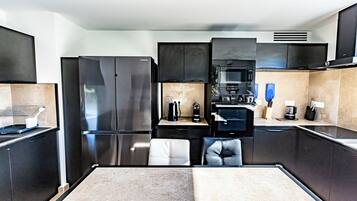 Een koelkast, een microgolfoven, een oven, een kookplaat