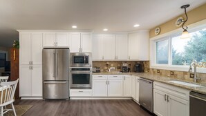 Private kitchen - Cannon Beach with Ocean Views, Dream Kitchen Made for Sharing, Spacious Deck, and Dogs Welcome (Cannon Beach)