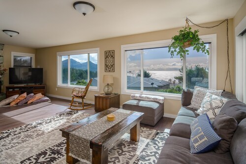 Ocean Views, Room to Gather, Dream Kitchen Made for Sharing, Spacious Deck, and Dogs Welcome
