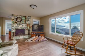 Smart TV, chimenea y libros 