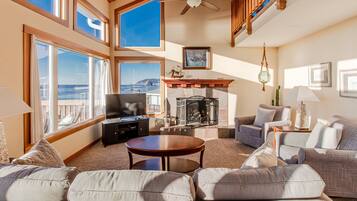 Una Smart TV, una chimenea, libros, un reproductor estéreo