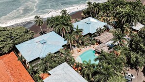 An aerial view of a resort with multiple buildings, a swimming pool, and a beach. - Casa de Playa - Playa Hermosa Jaco (Jacó)
