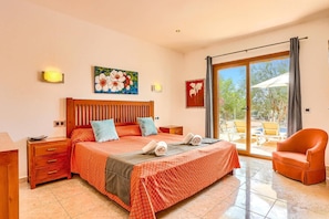 4 bedrooms, iron/ironing board, free WiFi, bed sheets
