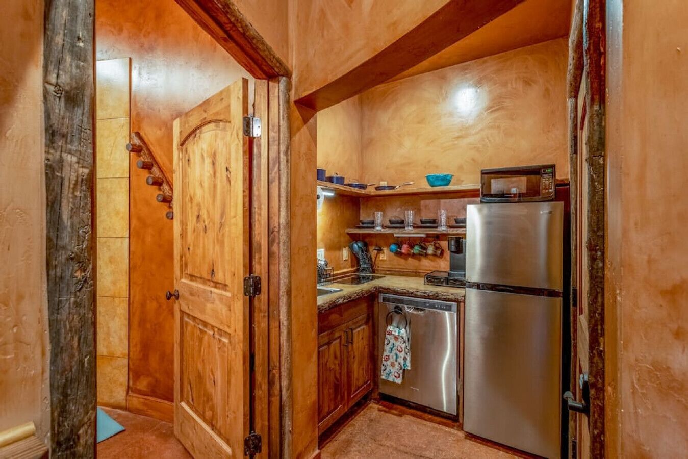 Kjøleskap, mikrobølgeovn, kokeplater og oppvaskmaskin