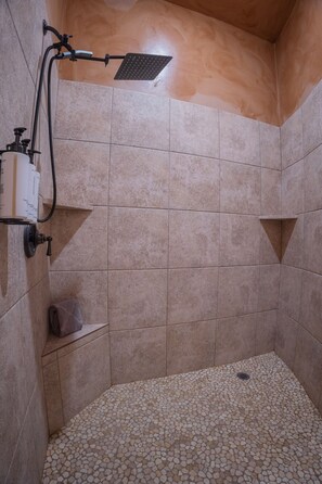 Secador de cabelo, toalhas de banho