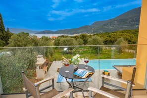 Outdoor dining - Villa Corelli by Villa Plus (Cephalonia)