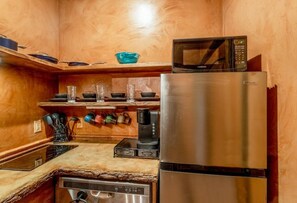 Réfrigérateur, micro-ondes, plaque de cuisson, lave-vaisselle