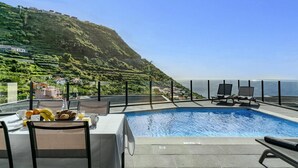 A rooftop pool with a view of the ocean and terraced vineyards. - Villa Calheta Charm by Villa Plus (Arco Da Calheta)