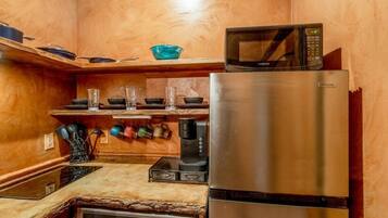 Réfrigérateur, micro-ondes, plaque de cuisson, lave-vaisselle