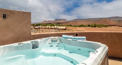 Luxe Cliff Dwelling Perfect for Romantic Getaway