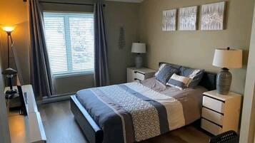 2 bedrooms, desk, WiFi, bed sheets