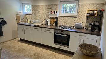 KylskÄp, mikrovÄgsugn, ugn och spishÀll