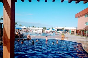 Outdoor pool - Golden Lake Residence (Arraial do Cabo)