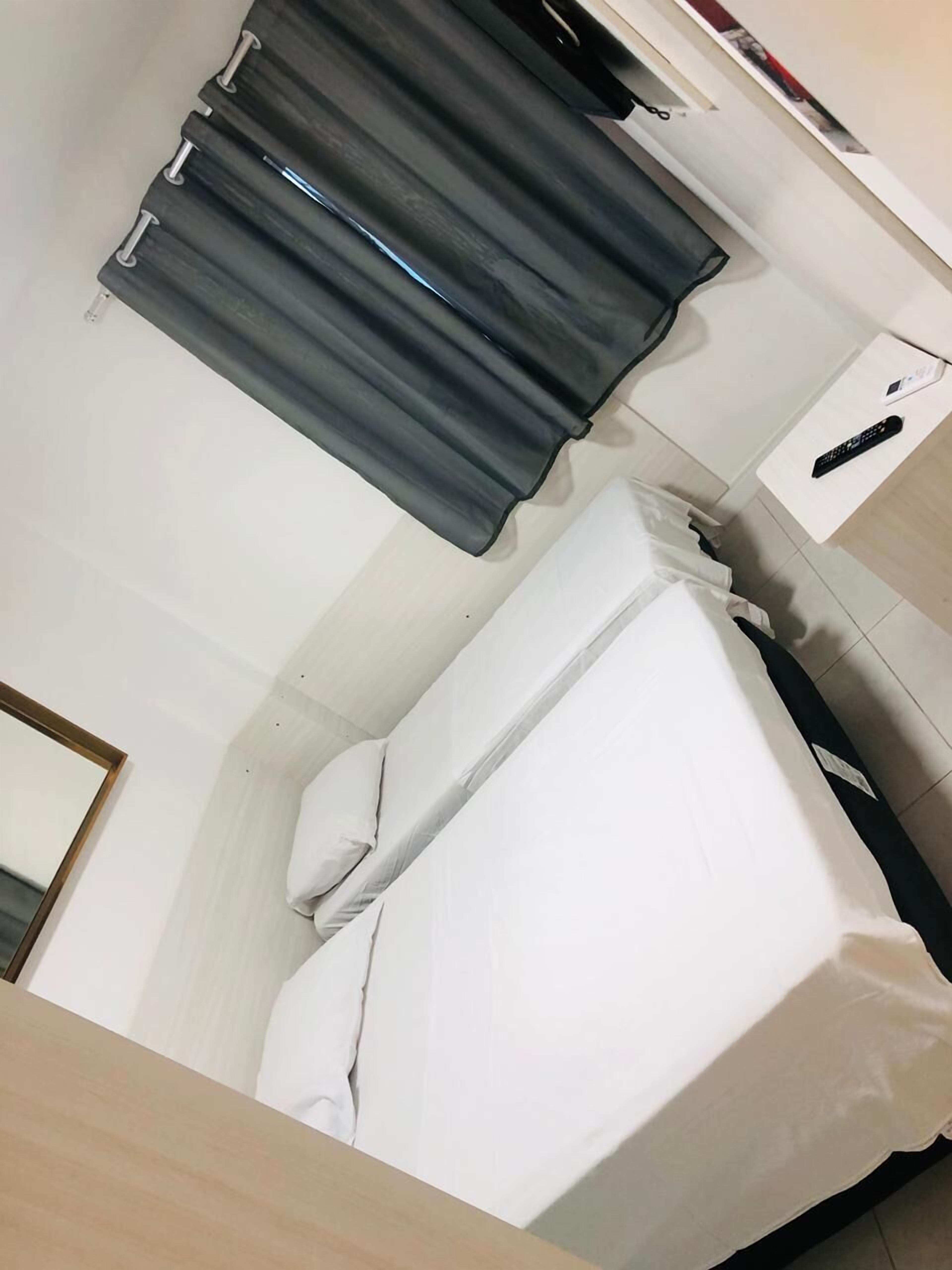 2 chambres, bureau, rideaux occultants, fer et planche à repasser