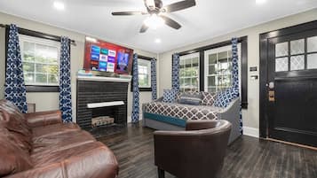 Een smart-tv, een open haard en een dvd-speler