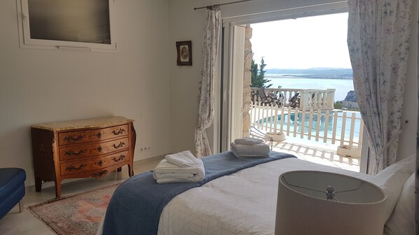 5 bedrooms, in-room safe, iron/ironing board, free WiFi