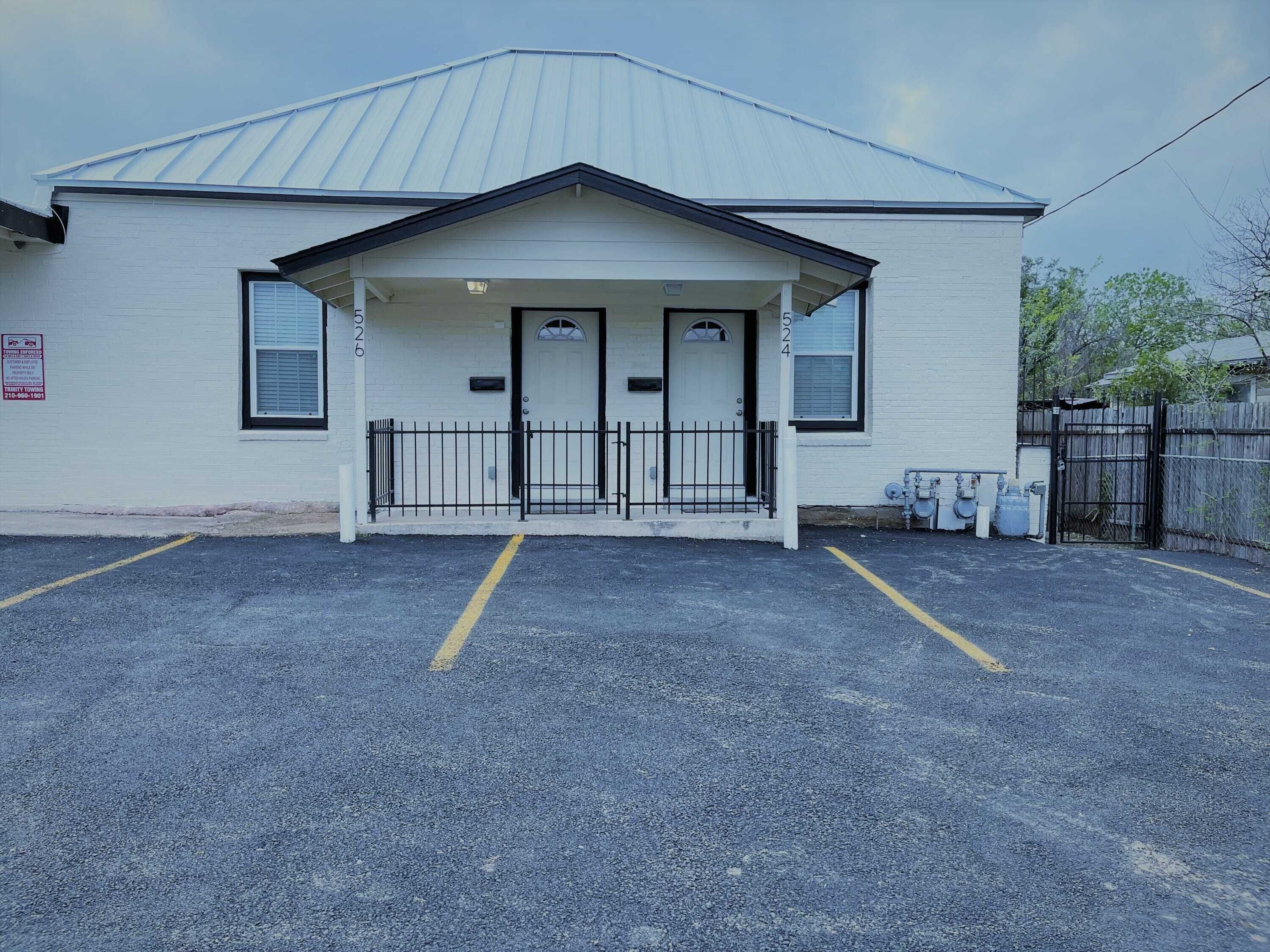 Fascinating 2br/1ba Near Festive DT and Riverwalk