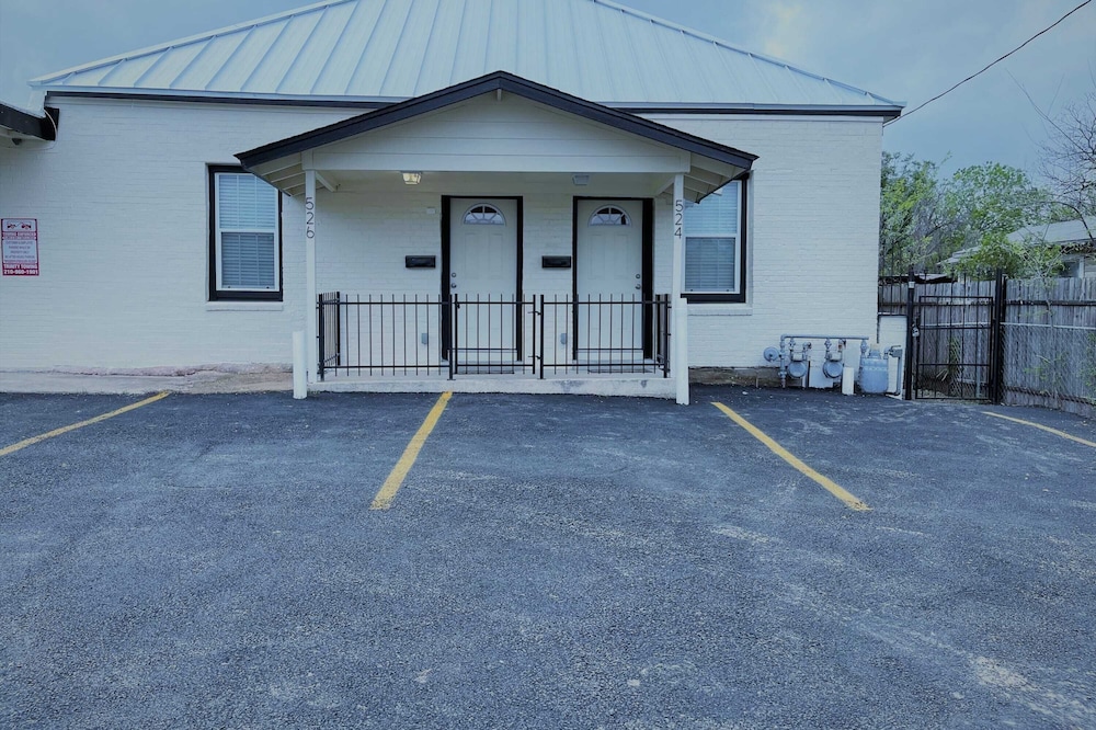 Fascinating 2br/1ba Near Festive DT and Riverwalk