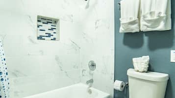 Casa (2 Bedrooms) | Baño | Tina con regadera, toallas, jabón, shampoo