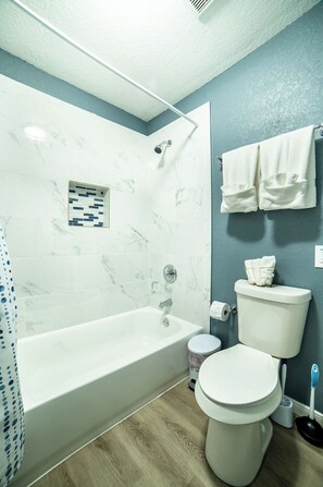 House (2 Bedrooms) | Bathroom | Combined shower/bathtub, towels, soap, shampoo - Fascinating 2br/1ba Near Festive DT and Riverwalk (San Antonio)
