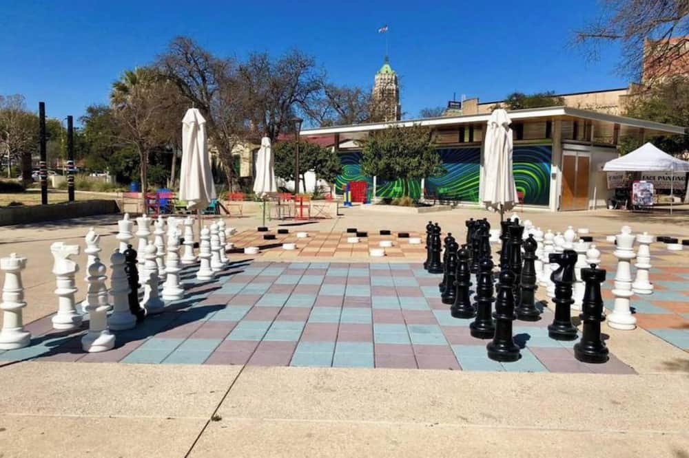 Fascinating 2br/1ba Near Festive DT and Riverwalk