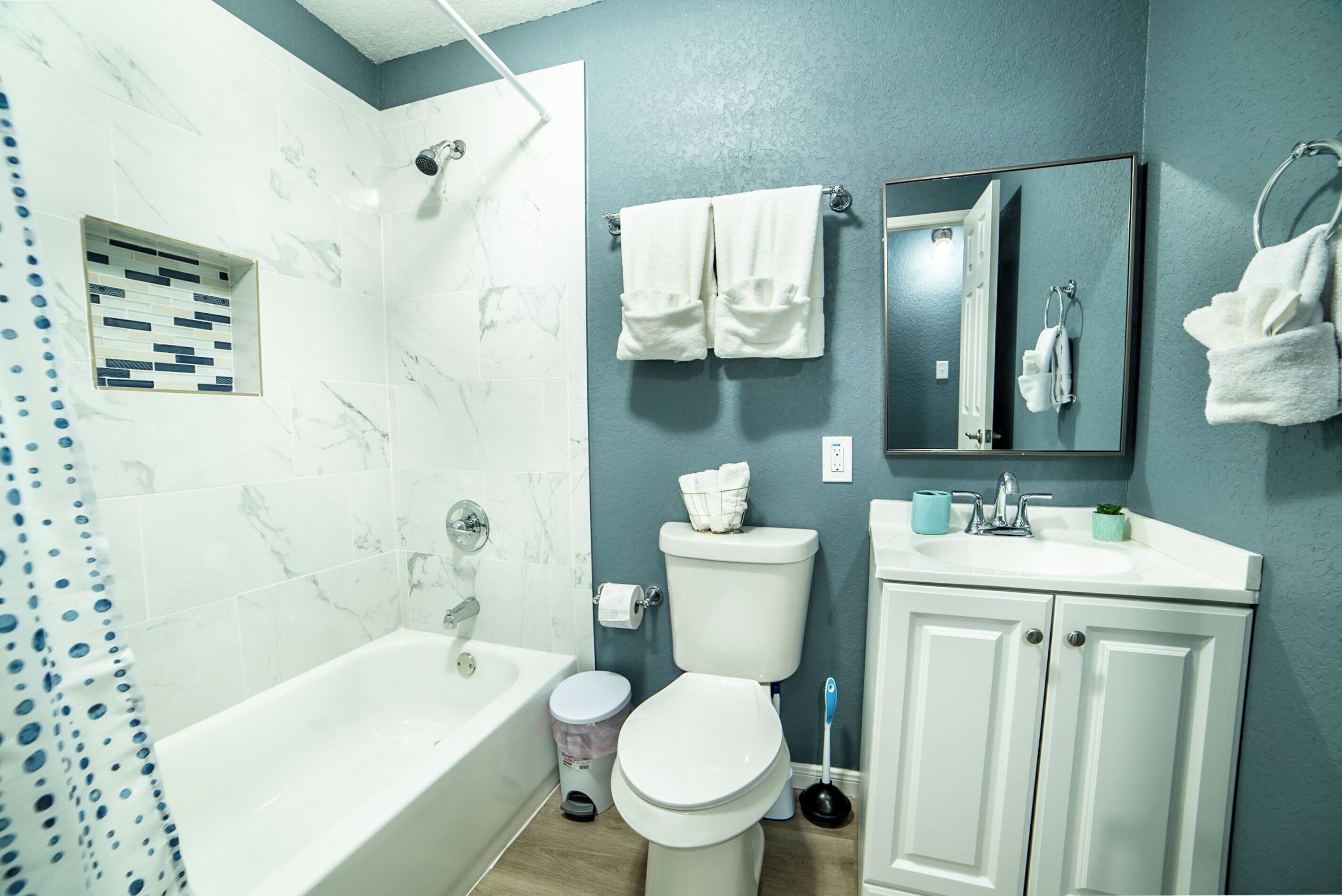 Fascinating 2br/1ba Near Festive DT and Riverwalk