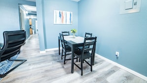 Rumah (2 Bedrooms) | Ruang makan