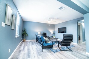 Ferienhaus (2 Bedrooms) | Wohnbereich | 50-Zoll-Fernseher mit Digitalempfang