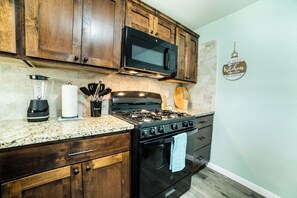 House (1 Bedroom) | Dapur peribadi | Ketuhar gelombang mikro, ketuhar, meja makan 
