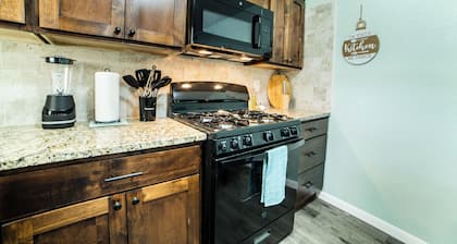Fascinating 1br/1 BA Near Festive DT and Riverwalk