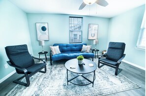 House (1 Bedroom) | Ruang tamu | 50 inci televisyen dengan digital 