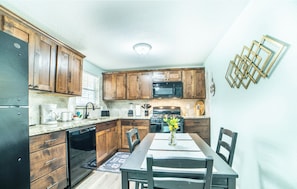 Casa (1 Bedroom) | Cocina privada | Microondas, horno y mesa de comedor