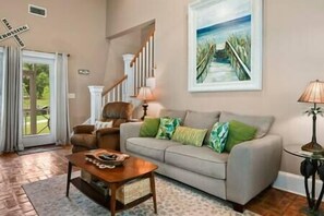 TV, DVD player - Parkland Cottage on Duck Pond (Bay St. Louis)