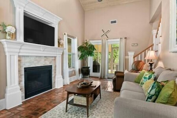 TV, DVD player - Parkland Cottage on Duck Pond (Bay St. Louis)