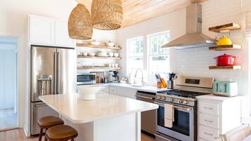 Kjøleskap, mikrobølgeovn, ovn og kokeplater