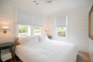 3 bedrooms, desk, iron/ironing board, WiFi - Church St Collection - 106 (Fairhope)