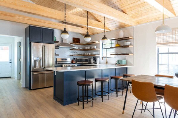 Geladeira, micro-ondas, fogão, cooktop