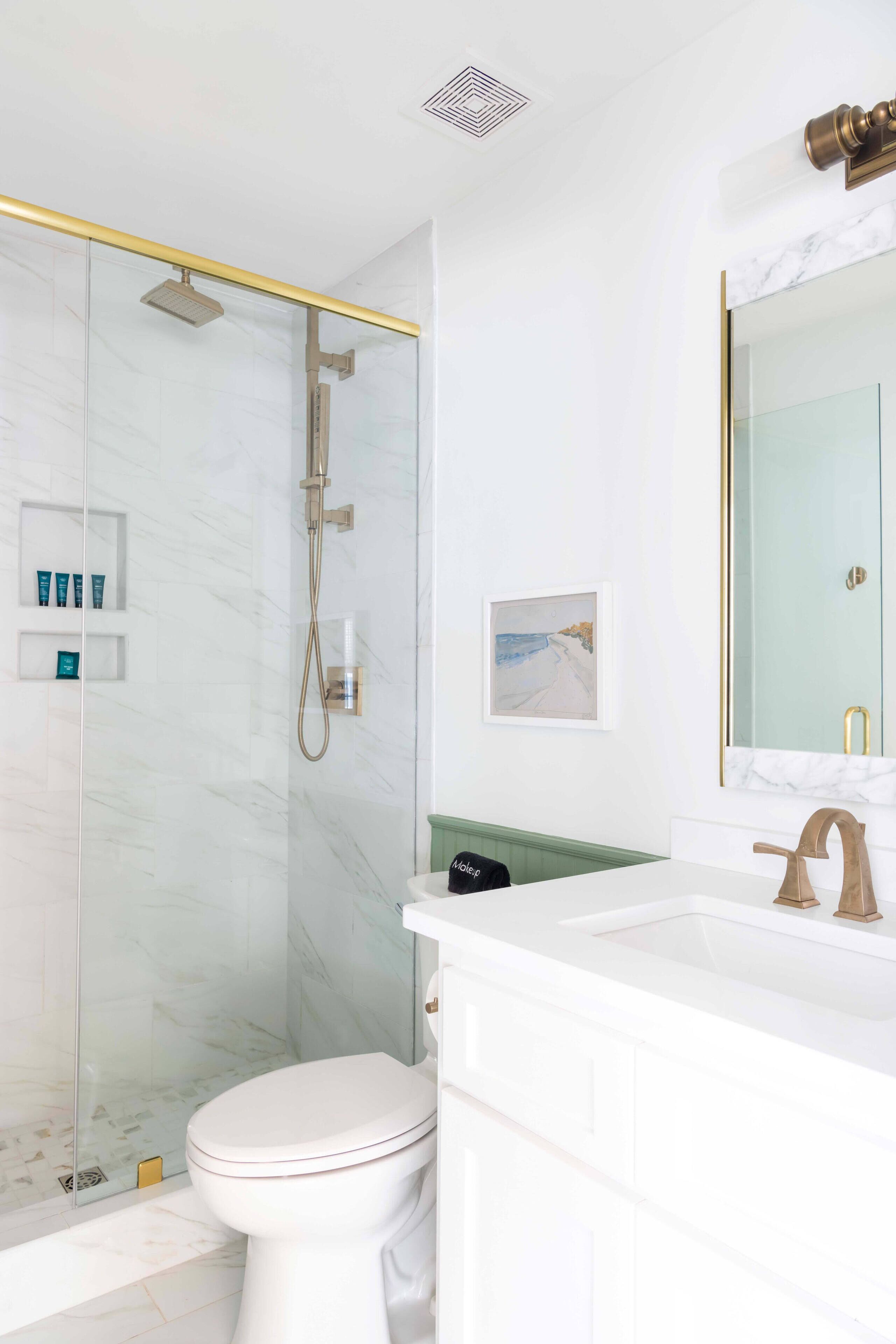 Suihku, hiustenkuivaaja, pyyhkeet