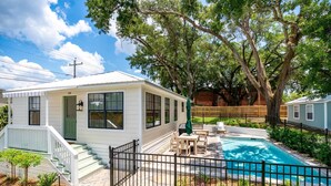 Einbungalow mit Veranda, Schwimmbad und umzäunter Garten.