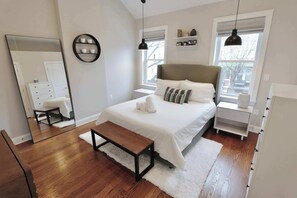 2 habitaciones, escritorio y tabla de planchar con plancha 