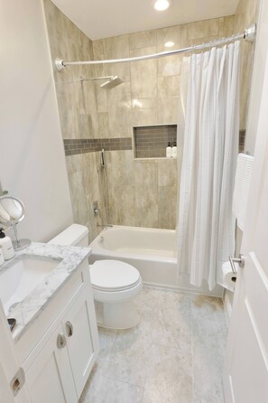 Shower, hair dryer, towels, shampoo - The Hip Strip - Stroll to Columbia Heights (Washington)