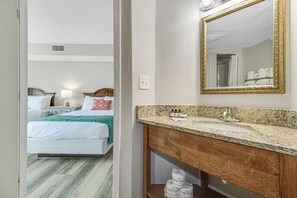 Bathtub, towels, shampoo - Del Mar by StayMareni |Oceanfront 2BR/2BA (Myrtle Beach)