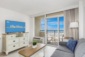 Televisión, chimenea y oficina