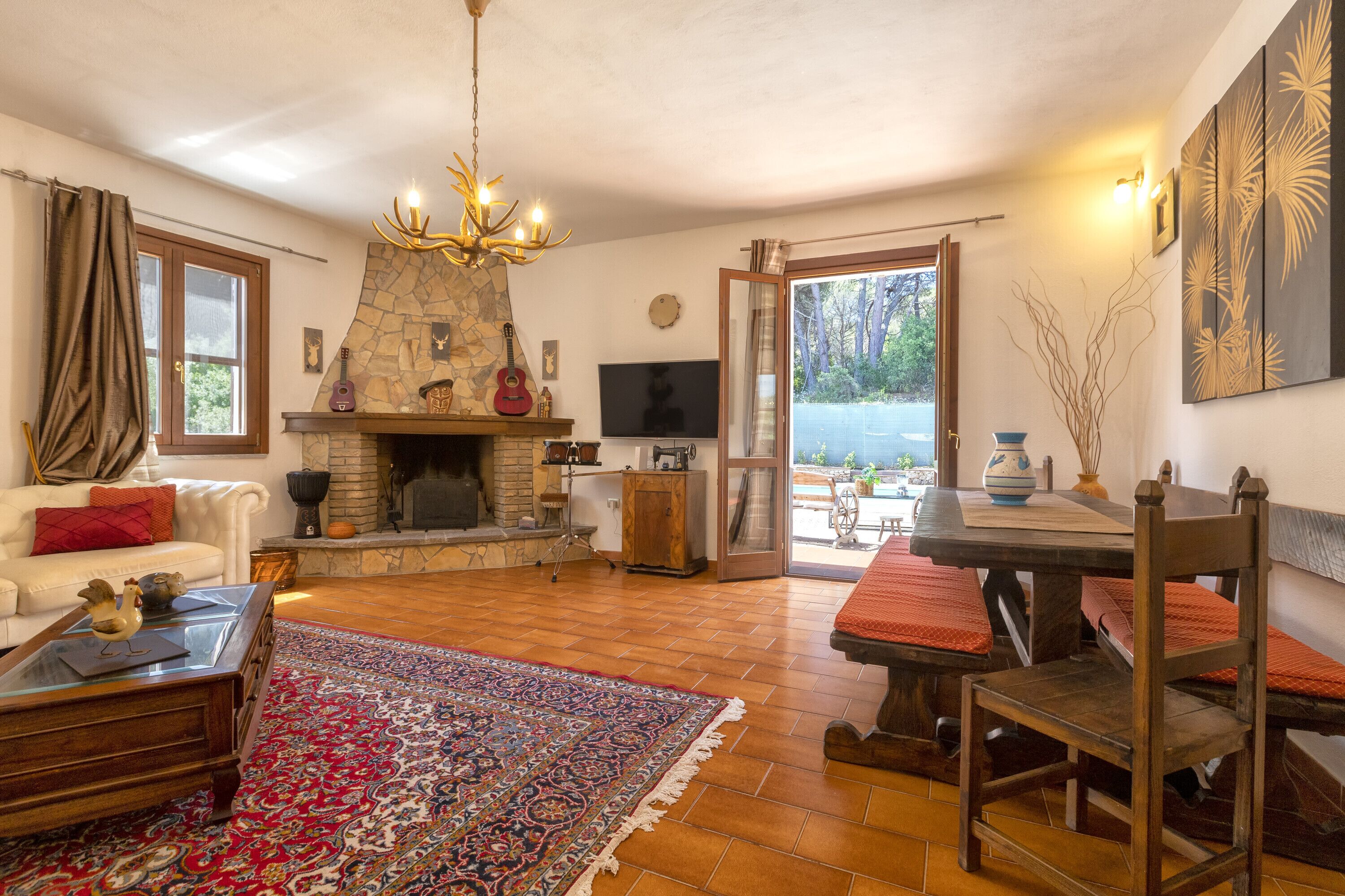 TV, fireplace, streaming services