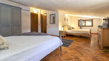 4 bedrooms, iron/ironing board, free WiFi, bed sheets