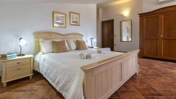 4 bedrooms, iron/ironing board, free WiFi, bed sheets