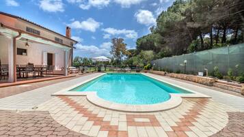 Lämmitetty uima-allas