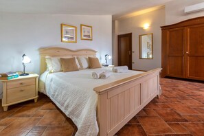 4 chambres, fer et planche à repasser, accès au Wi-Fi (inclus)