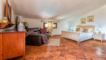 4 makuuhuonetta, silitysrauta/-lauta, ilmainen Wi-Fi, vuodevaatteet